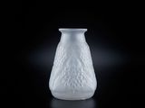 un vase en verre posé sur une surface noire