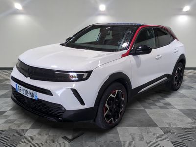 le 4x4 blanc est garé sur le sol en damier d'un garage