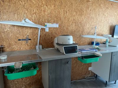 une photo d'une chambre d'hôpital avec un bureau et un ordinateur