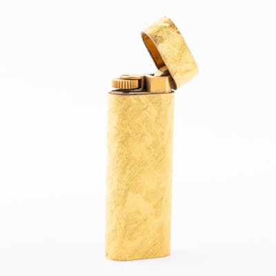 an image of a lighter that is sitting on top of a table