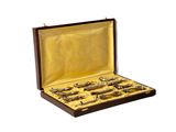 un coffret en bois contenant un ensemble de six poissons en argent