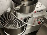 un grand saladier en métal et un grand batteur électrique en métal dans une cuisine