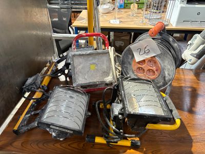 une table sur laquelle sont posés tout un tas d'appareils électriques