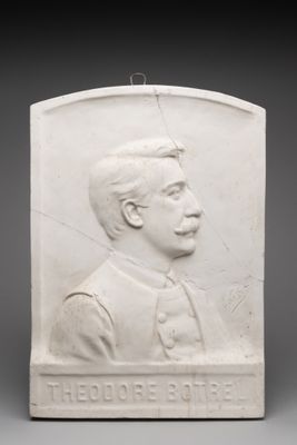un gros plan sur une plaque blanche représentant un homme en costume