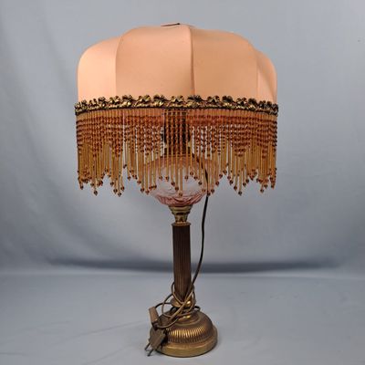 l'image d'une lampe posée sur une table