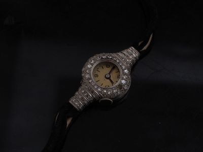 une image représentant une montre en diamant sur fond noir