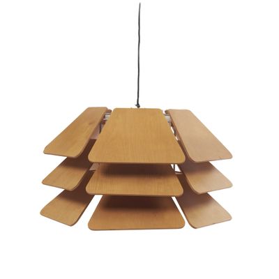 un gros plan d'un luminaire en bois suspendu au plafond