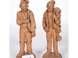 paire de personnages en bois sculpté représentant un homme et une femme