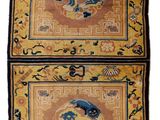 un lot de deux tapis ornés de motifs bleus et jaunes