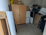 une photo d'une pièce remplie d'objets