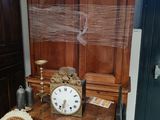 un meuble en bois surmonté d'une horloge
