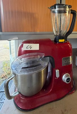un batteur électrique rouge et un mixeur posés sur une table