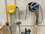 une photo d'un établi dans un atelier, sur lequel sont posés des outils