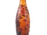 un vase avec un motif floral sur fond blanc