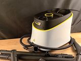 un aspirateur posé sur une table
