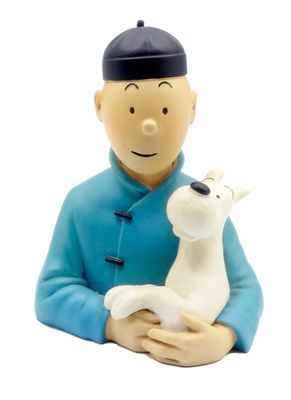 figurine représentant un homme tenant un chat blanc dans ses mains