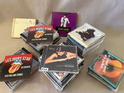 de nombreux CD empilés les uns sur les autres sur une table