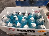 de nombreuses bouteilles d'eau dans un carton posé sur une palette