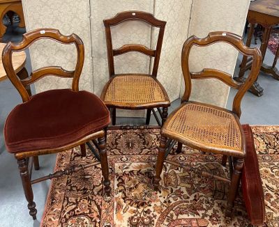 trois chaises en bois posées sur un tapis dans une pièce