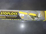une boîte de lubrifiant pour volant « Stoplock » posée sur une table