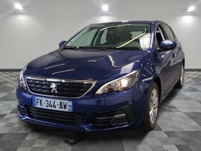 la voiture bleue est garée sur un sol en damier dans le garage