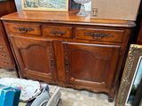 une photo d'une commode sur laquelle est posé un tableau