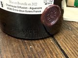 une bouteille de vin posée sur une table à côté d'une bouteille de vin