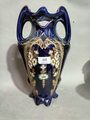 two vases that are sitting side by side