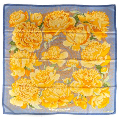 un foulard à motifs floraux jaunes et bleus, orné de fleurs jaunes