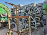 une grosse machine qui est à l'abandon dans la boue