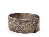 un bracelet ancien en argent muni d'une chaîne au niveau du fermoir