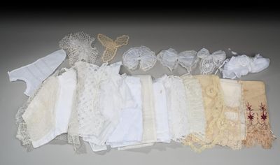 de nombreux types de lacets différents posés sur une table