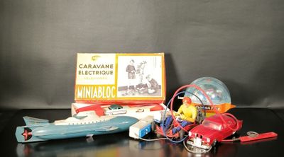 un petit avion miniature et d'autres objets posés sur une table