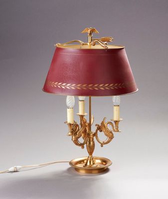 une photo d'une lampe de table surmontée d'un abat-jour rouge