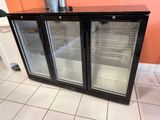deux réfrigérateurs à portes vitrées posés sur un sol carrelé