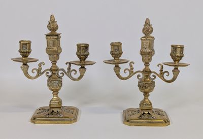paire de candélabres anciens en laiton avec bougeoirs sur pied