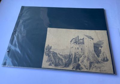 un vieux dessin représentant un château, sur un bout de papier posé sur une table