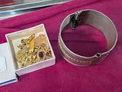 une boîte contenant tout un tas de bijoux en or