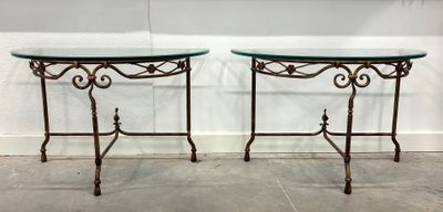 paire de tables d'appoint anciennes en fer forgé et verre