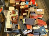 une pile de cartons, les uns sur les autres, par terre
