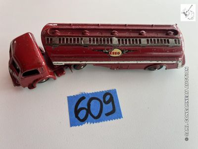 un petit bus rouge avec un numéro dessus