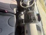 un tableau de bord de voiture équipé d'un volant et d'une radio