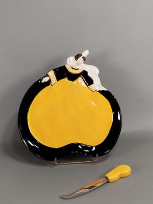 un sac à main jaune et noir muni d'une anse jaune, avec une paire de ciseaux à côté