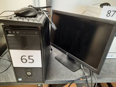 un ordinateur posé sur un bureau, avec un chiffre affiché à l'écran