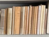 de nombreux livres sur l'étagère de la pièce