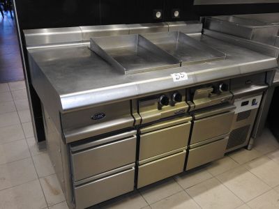 une grande cuisine en inox équipée d'un évier et d'une cuisinière