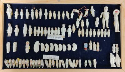 de nombreuses petites figurines exposées dans un cadre en bois