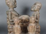 deux figurines représentant un homme et une femme assis à une table