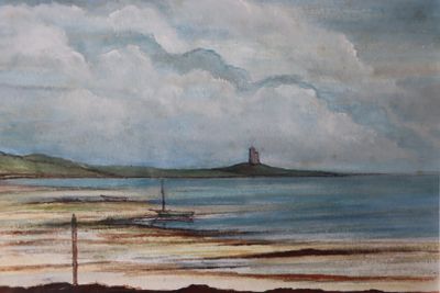 une peinture d'un bateau dans l'eau sur la plage