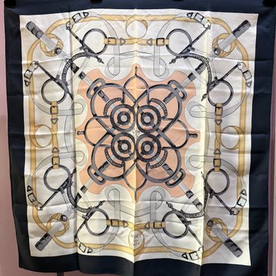 Carré HERMES 100% soie Modèle "Eperon d'Or" dimensions 90/90…